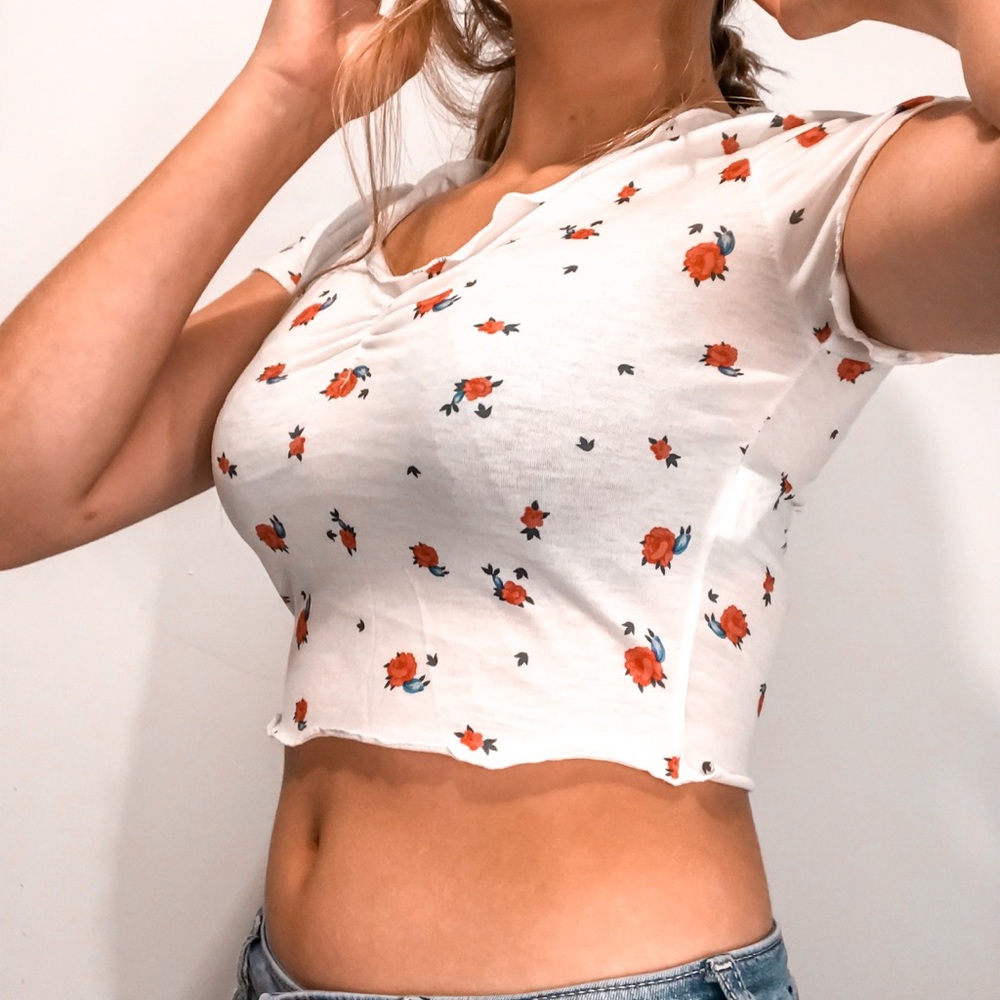 Cropped Ruffled White T-Shirt with roses